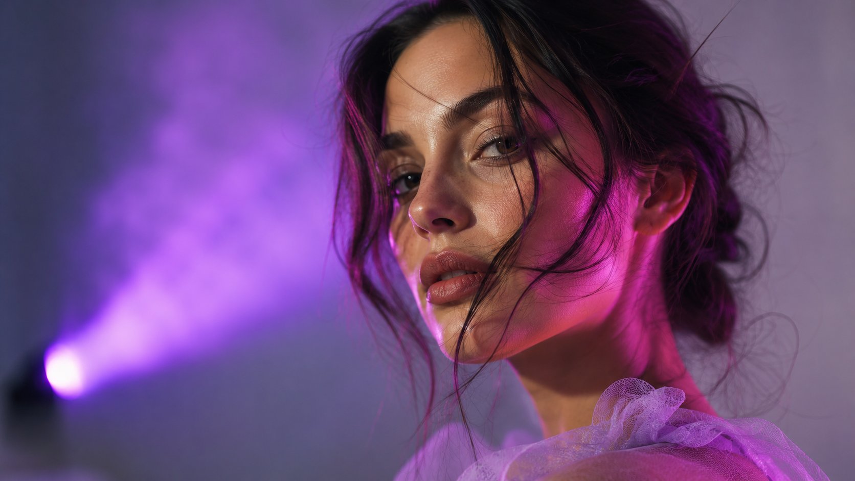 بورتريه سينمائي بإضاءة نيون